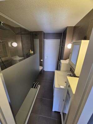 Shower, hair dryer, soap, toilet paper - Apartment sea-and harbourview 6p Blankenberge near Bruges (Blankenberge)