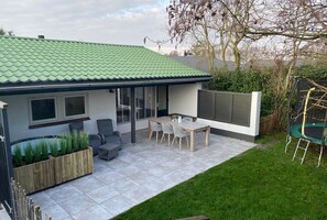 Outdoor dining - Modern bungalow with jacuzzi and close to the sea & beach! (Sint Maartenszee)