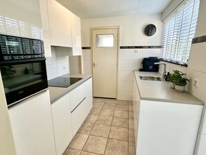 Fridge, microwave, oven, stovetop - Modern bungalow with jacuzzi and close to the sea & beach! (Sint Maartenszee)