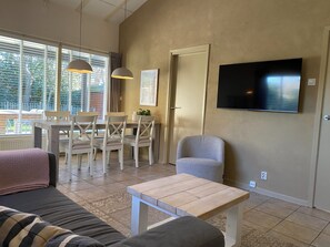 Smart TV - Modern bungalow with jacuzzi and close to the sea & beach! (Sint Maartenszee)