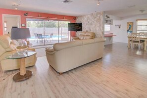TV - 3 Bed, 2 Bath Home, w/Heated Pool in East Naples; Near Pickleball, Sugden Park (Naples)