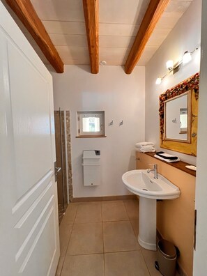 Hair dryer, towels, soap, toilet paper - Chambre d'Hôtes Côté Cour (Cazals)