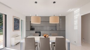 Una cocina moderna con zona de comedor.