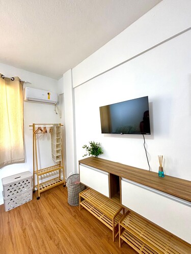 Cozy studio apartment in a prime location, everything brand new... excellent location.