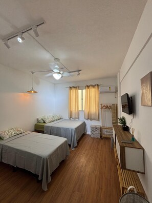 1 bedroom, free WiFi, bed sheets - Cozy studio apartment in a prime location, everything brand new... excellent location. (Praia Grande)