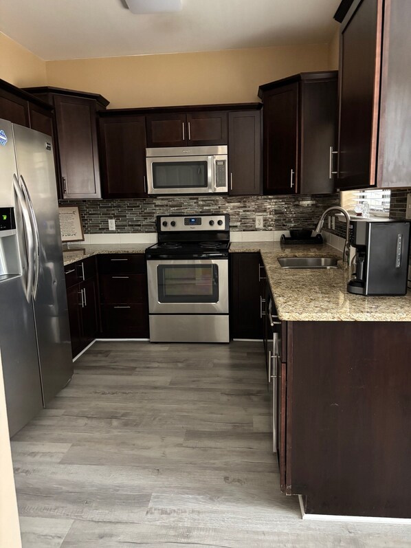 Private kitchen - Twin-3-bedroom, 3 - Bath townhome with AC in Downtown Round Rock, TX. (Round Rock)