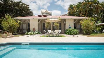 Outdoor pool, pool loungers