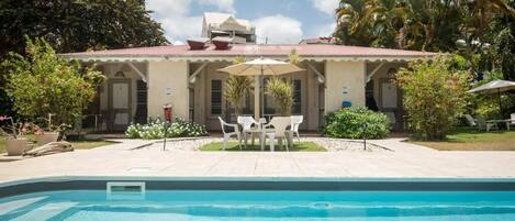 屋外プール、サンラウンジャー