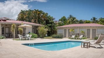 Utendørsbasseng og solsenger