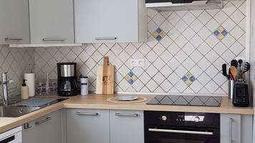 Een koelkast, een microgolfoven, een oven, een kookplaat