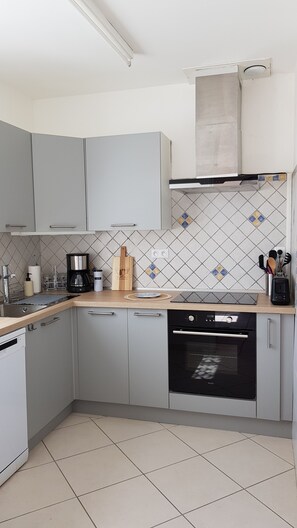 Fridge, microwave, oven, stovetop - Marseillan Plage: Holiday home Fleur des Dunes 3 bedrooms 6 persons (Marseillan)