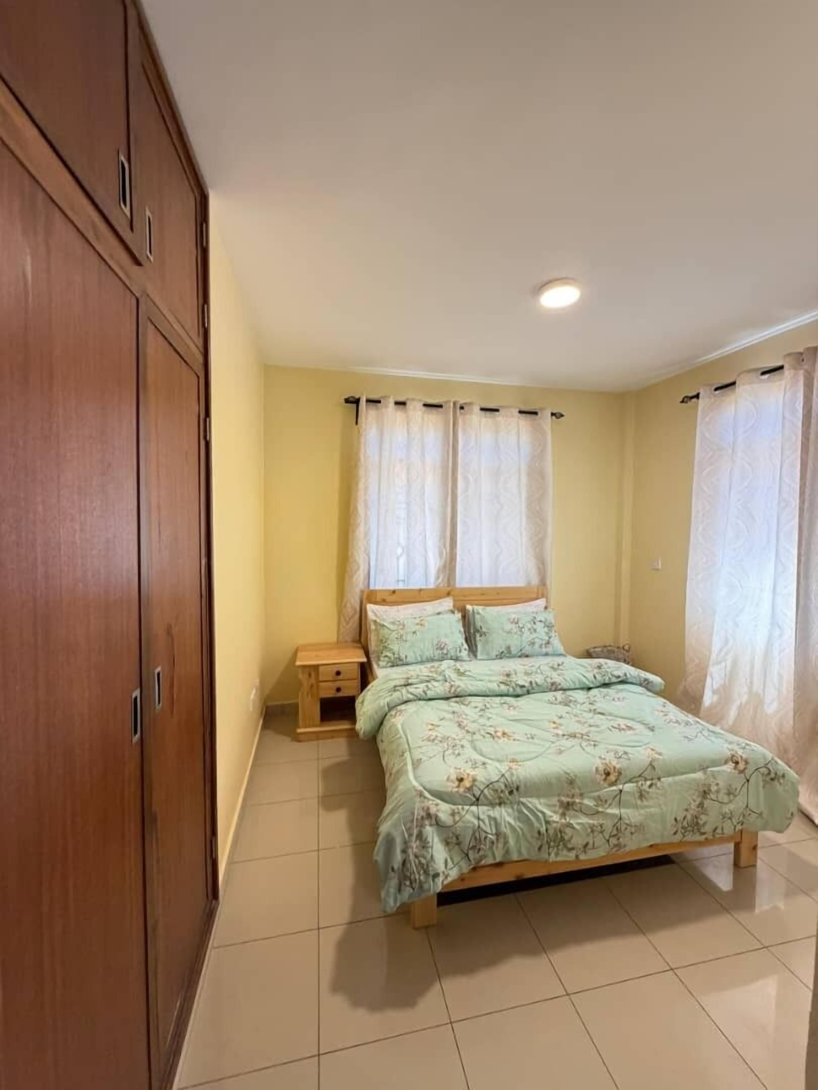 خزنة داخل الغرفة ومكتب ومساحة عمل للكمبيوتر المحمول ومكواة/لوح كي