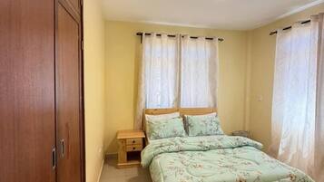 Kahden hengen standard-huone, näköala puutarhaan | Tallelokero huoneessa, työpöytä