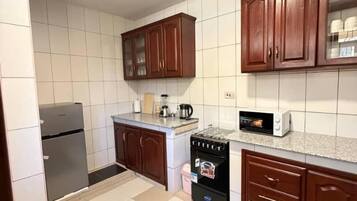 Full-size fridge, microwave, oven, stovetop