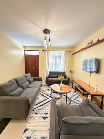 Sala de estar en el lobby. Singi Homes