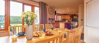 Silverwood Main House | Modern & Spacious - Pass the Keys