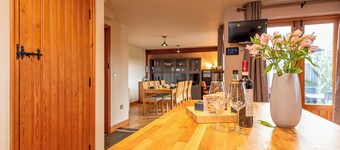 Silverwood Main House | Modern & Spacious - Pass the Keys