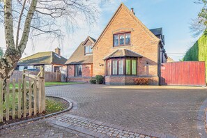 Exterior - Silverwood Main House | Modern & Spacious - Pass the Keys (Telford)