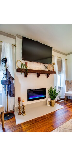 Una Smart TV, una chimenea, libros