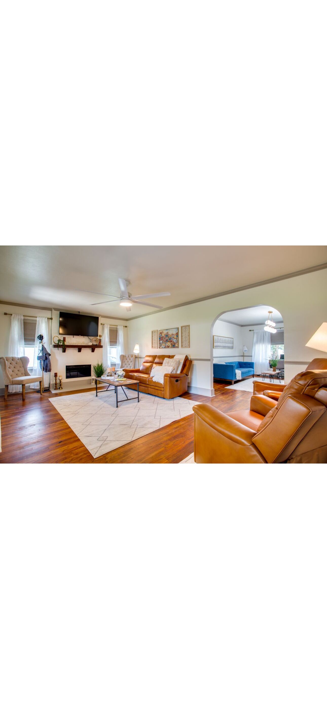 TV connectée, cheminée, livres