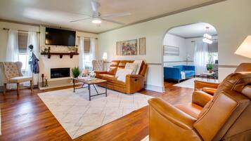 TV connectée, cheminée, livres