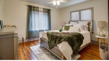 2 chambres, bureau, fer et planche à repasser, lit parapluie