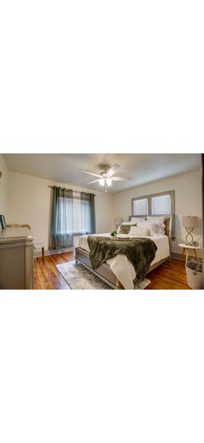 2 quartos, escrivaninha, ferros/tábuas de passar roupa, berço de viagem