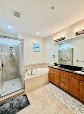 Shower, hair dryer, towels, soap - NAPLES, FLORIDA, Lely, OLE' Community (Naples)