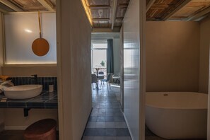 Sèche-cheveux, bidet, serviettes fournies, savon