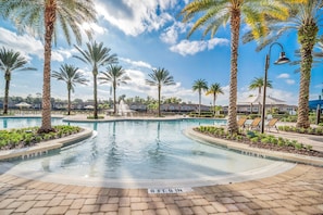 A heated pool - Private Hot Tub/Waterslides/3 miles to Disney (Kissimmee)