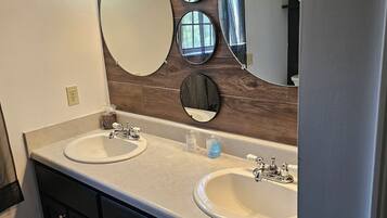 Hårtork, handdukar, tvål och toalettpapper