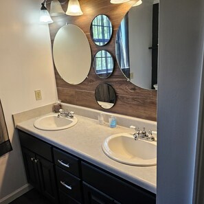 Secador de pelo, toallas, jabón, papel higiénico