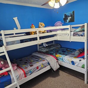 4 bedrooms, iron/ironing board, WiFi, bed sheets - Spacious 4BR Home on Private Acre, Sleeps 10 Family & Group Friendly. (Aberdeen)