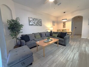 TV, ping pong - Hot Tub/Steps 2 pool/Waterslides/minutes to Disney (Kissimmee)