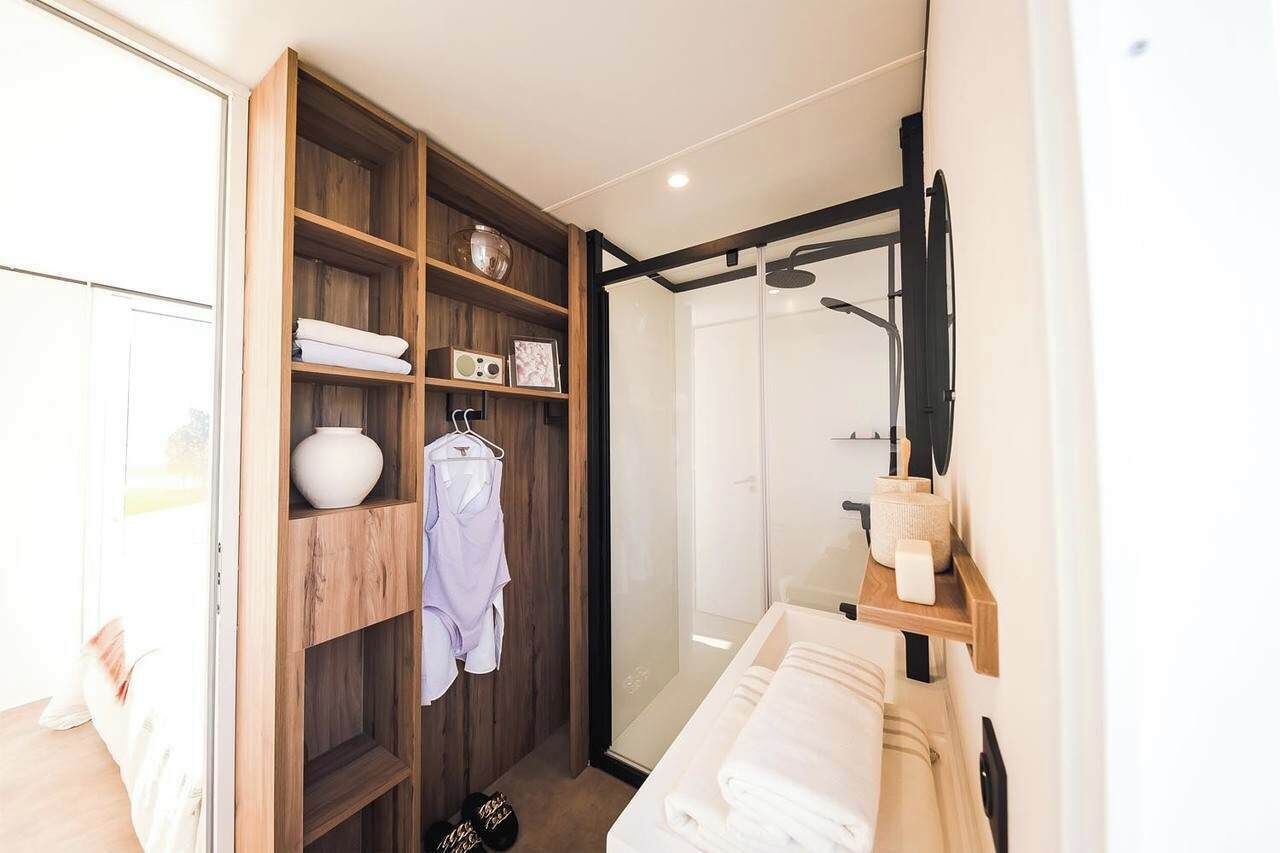 Een douche, een haardroger, toiletpapier