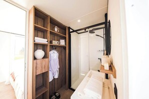 Shower, hair dryer, toilet paper