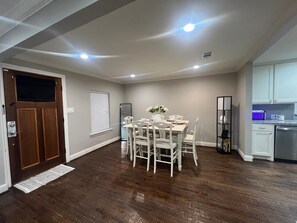 Dining - 3-bedroom house in peaceful McKinney with cool AC for relaxing stays (McKinney)