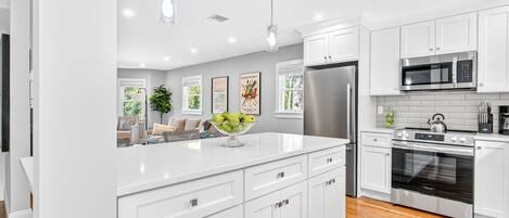 Kjøleskap, mikrobølgeovn, ovn og kokeplater