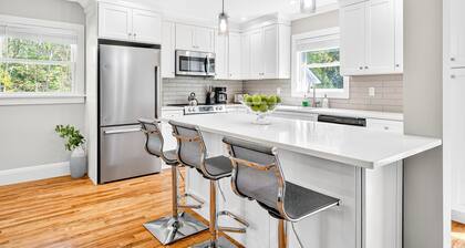 Charming Renovated Home, Cozy for All! Pet friendly!