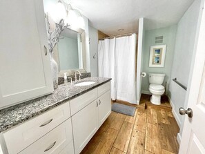 Douche, séchoir à cheveux, serviettes fournies, savon