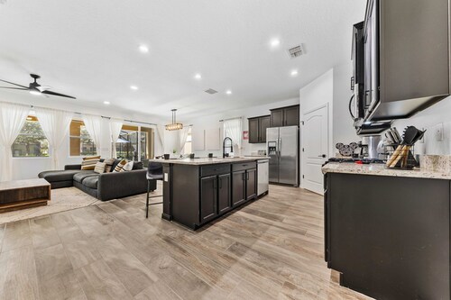 *Private Pool *BBQ *Near Disney *Sleeps 10