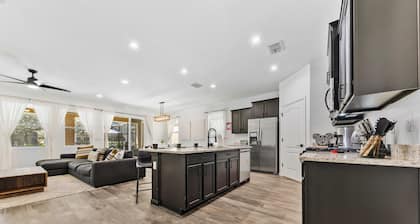 *Private Pool *BBQ *Near Disney *Sleeps 10