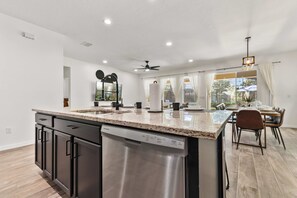 Fridge, microwave, oven, stovetop - *Private Pool *BBQ *Near Disney *Sleeps 10 (Davenport)