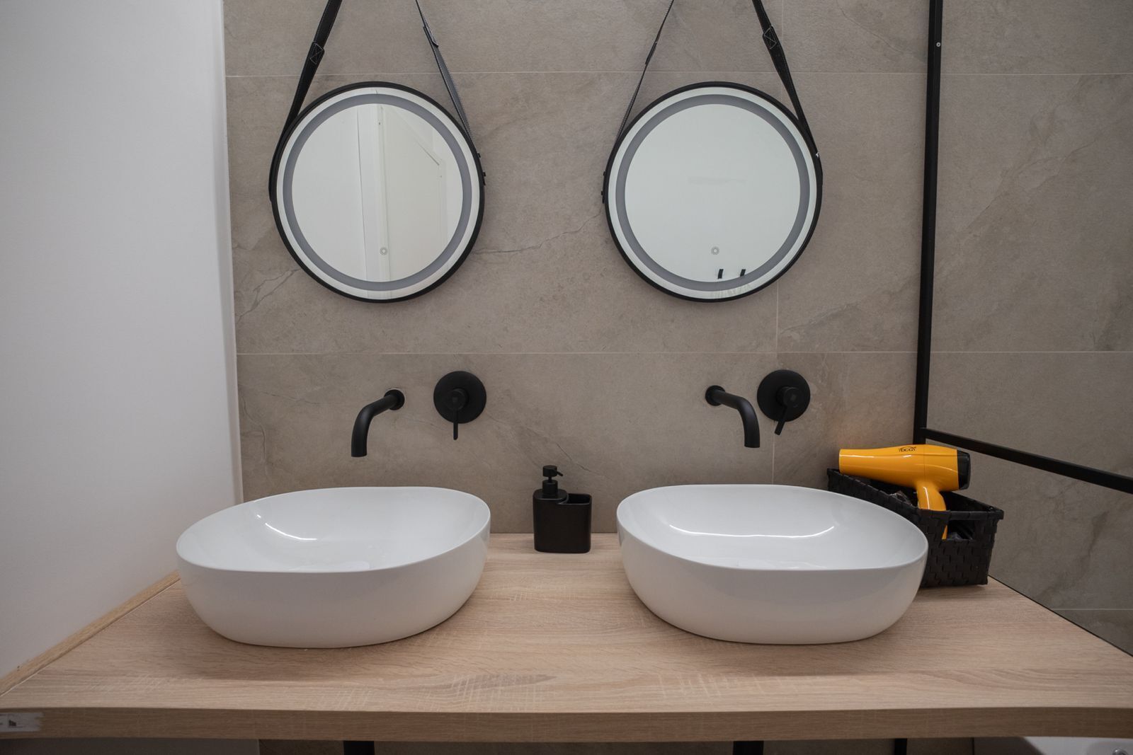 Shower, hair dryer, bidet, towels