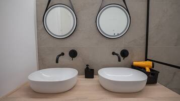 Shower, hair dryer, bidet, towels
