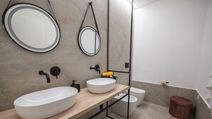 تجهيزات دش، مجففات شعر، مراحيض شطف، مناشف