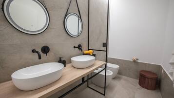 Douche, sĂšche-cheveux, bidet, serviettes fournies