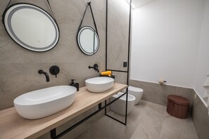 Douche, sèche-cheveux, bidet, serviettes fournies