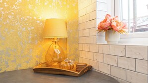 A corner of a room with a lamp, a vase with flowers, and a tray with decorative items. - Ideal Remote Workspace + Quiet + Great location (Brighton and Hove)
