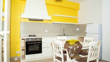 Standard Studio, Private Bathroom, Mountain View | Private kitchen | Full-sized fridge, oven, stovetop, cookware/dishes/utensils